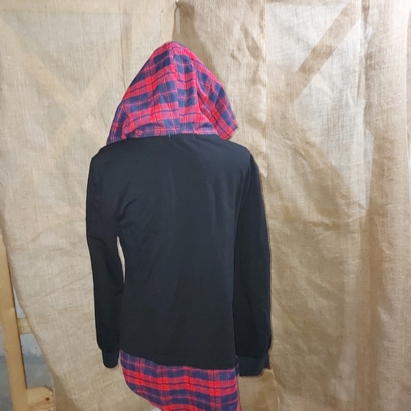 WOMANS PULL OVER HOODIE. XL BUT RUNS SMALL, MORE LIKE LARGE/MEDIUM - Picture 3 of 6